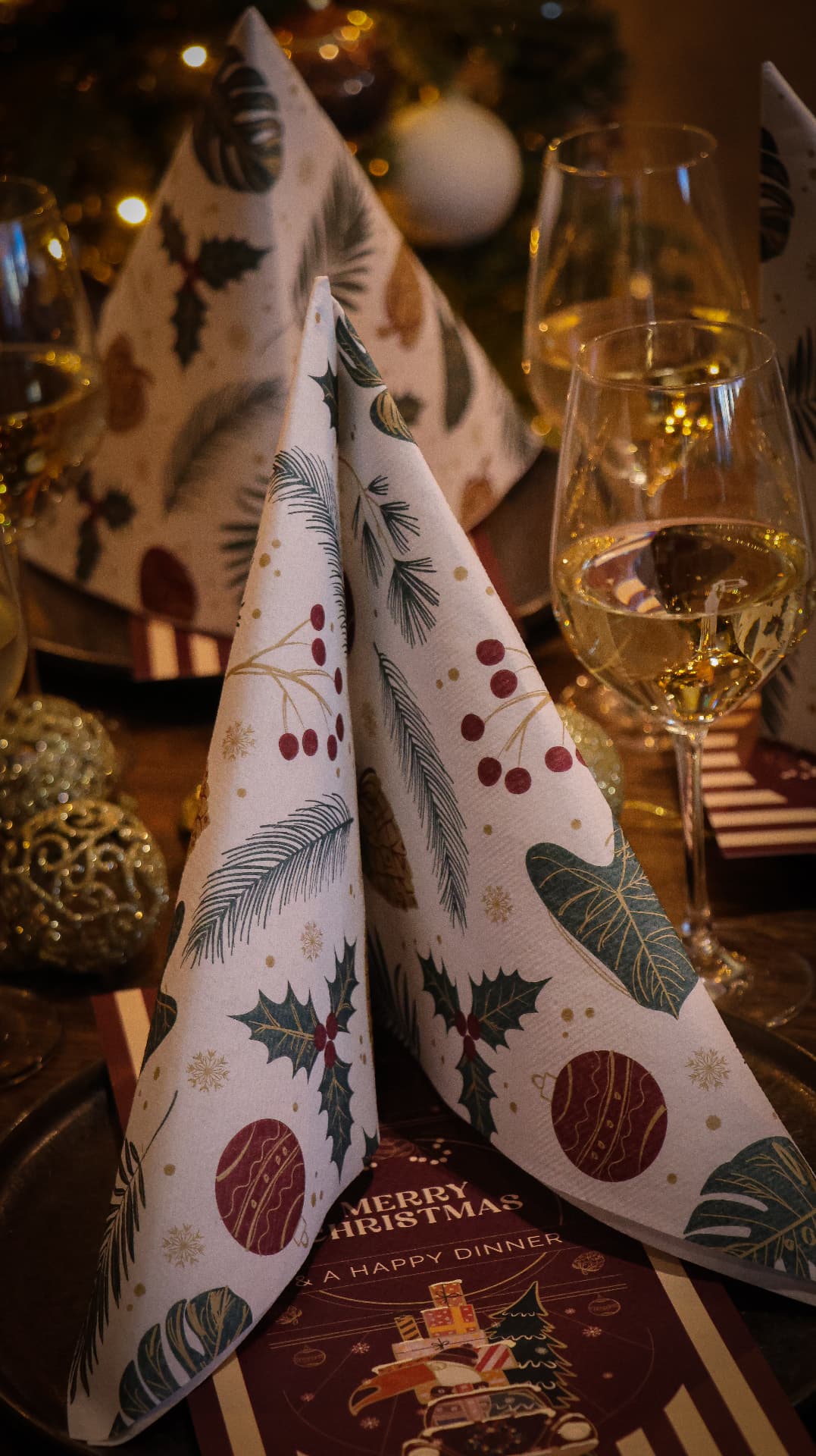 Kerstservetten met feestelijk dessin op een gedekte horecatafel