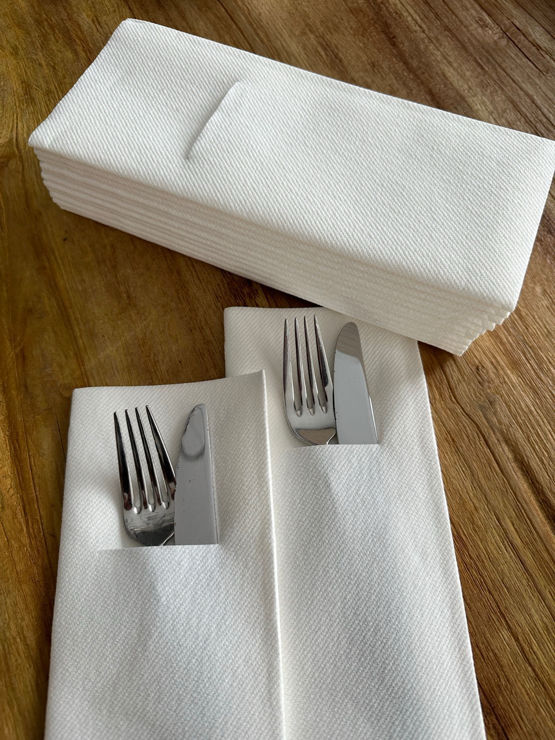 Pocketservet® met bestek in de geïntegreerde pocket op een gedekte tafel